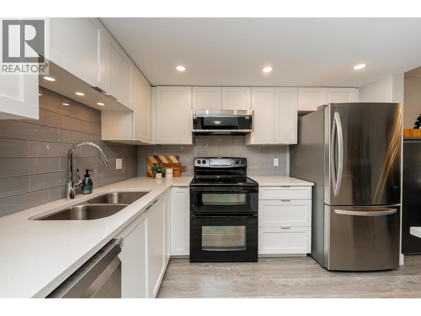 204 285 NEWPORT DRIVE, Port Moody