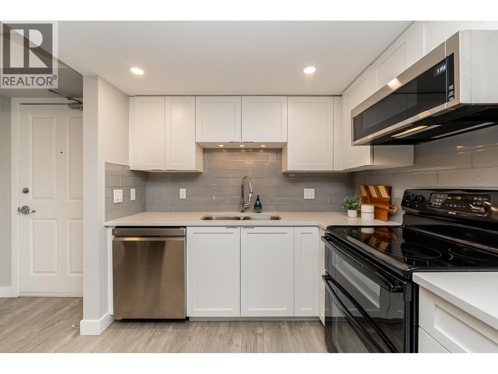 204 285 NEWPORT DRIVE, Port Moody