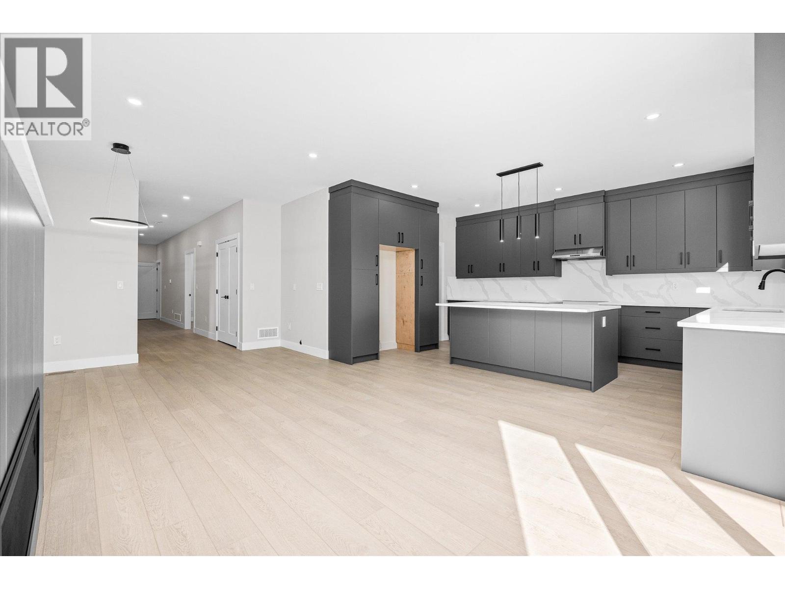  1675 HARBOUR VIEW Crescent, West Kelowna