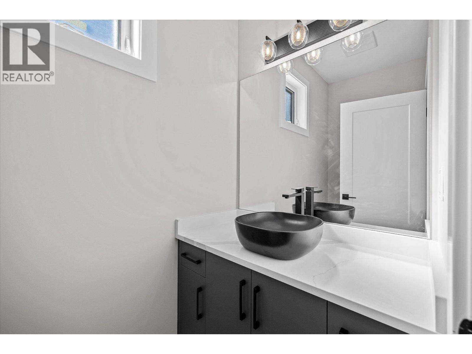  1675 HARBOUR VIEW Crescent, West Kelowna