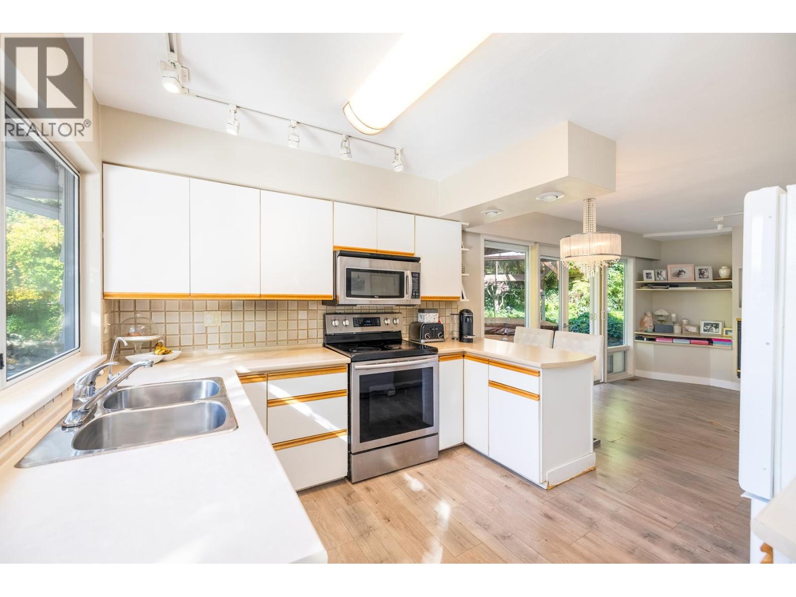 4110 BURKERIDGE PLACE, West Vancouver