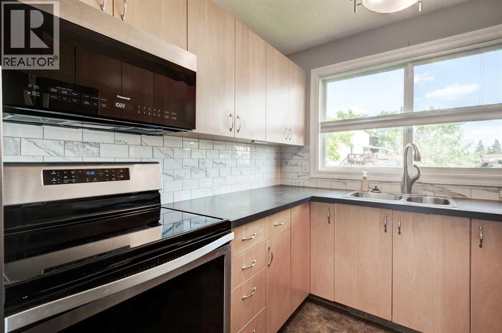 Single Family House for Sale in   Pensacola Crescent SE Penbrooke Meadows Calgary 