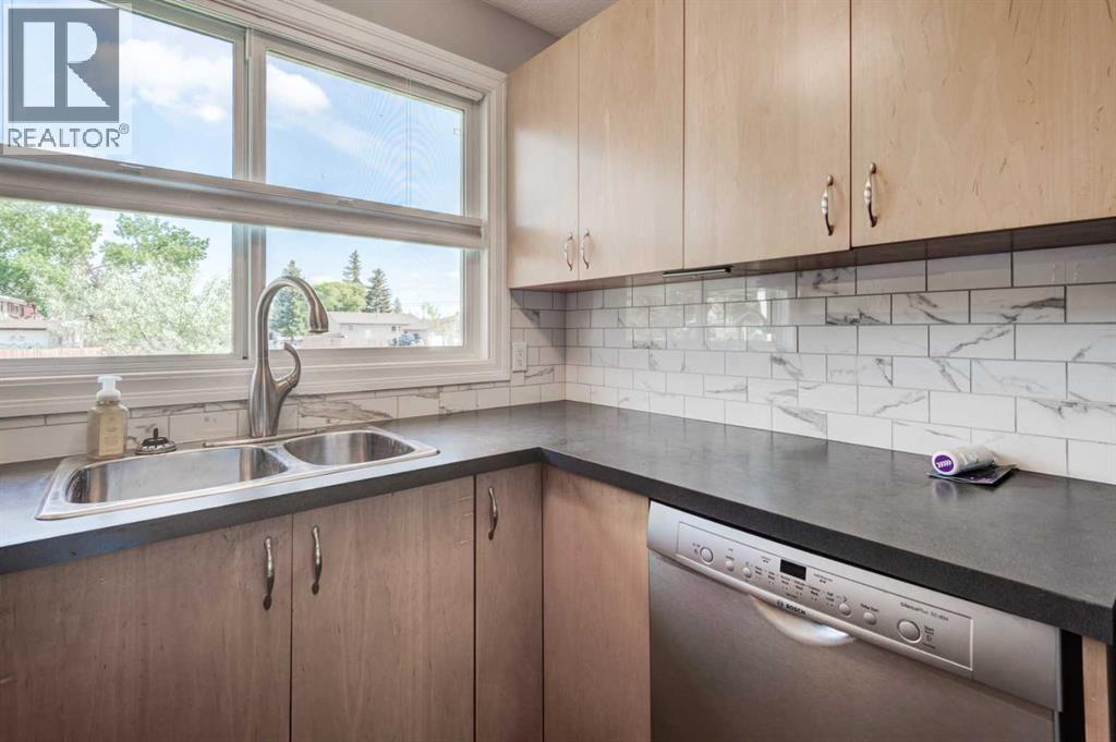 Single Family House for Sale in   Pensacola Crescent SE Penbrooke Meadows Calgary 