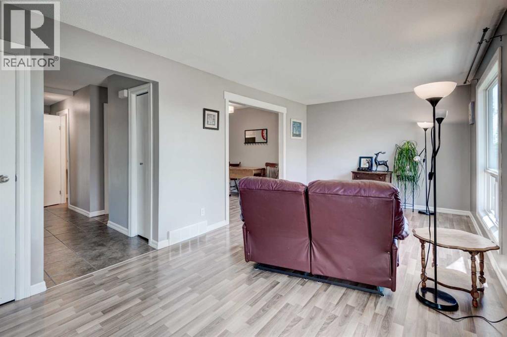 Single Family House for Sale in   Pensacola Crescent SE Penbrooke Meadows Calgary 