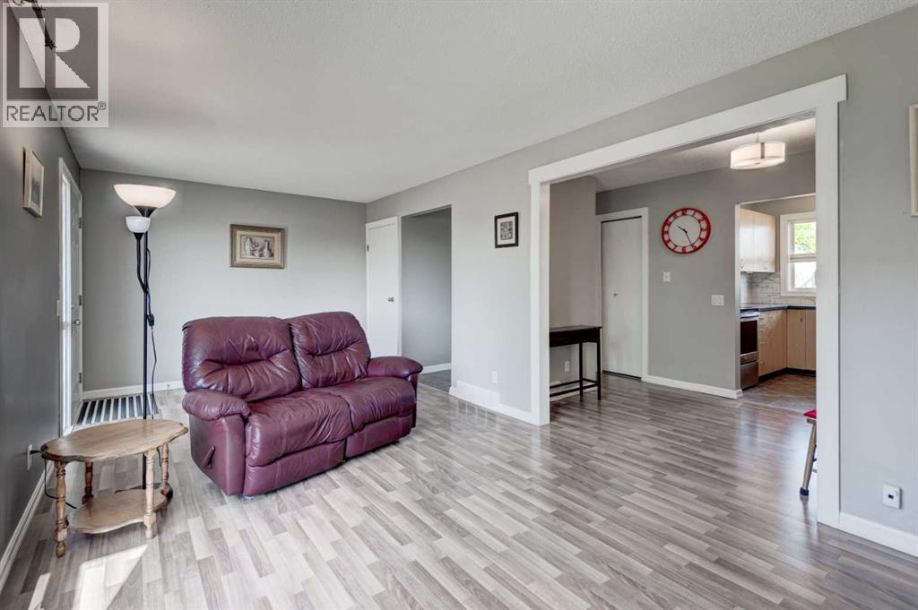 Single Family House for Sale in   Pensacola Crescent SE Penbrooke Meadows Calgary 