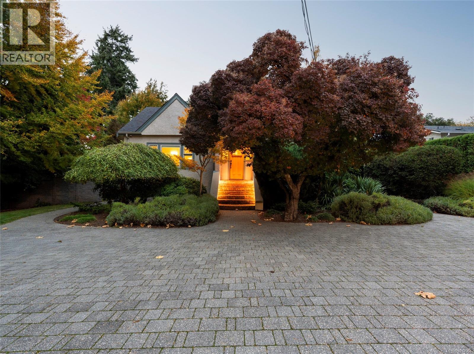  1690 Ash Road, Saanich