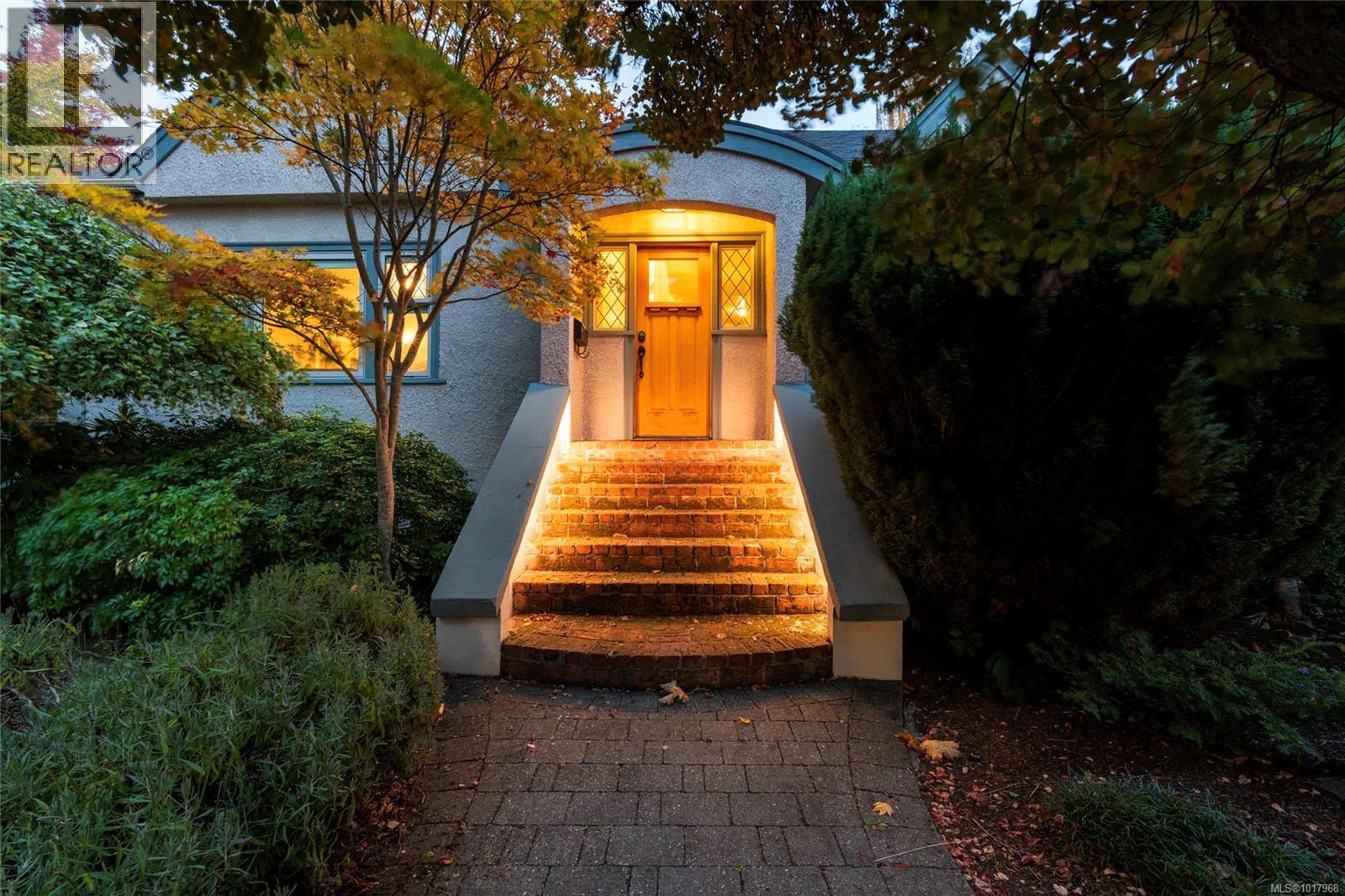  1690 Ash Road, Saanich