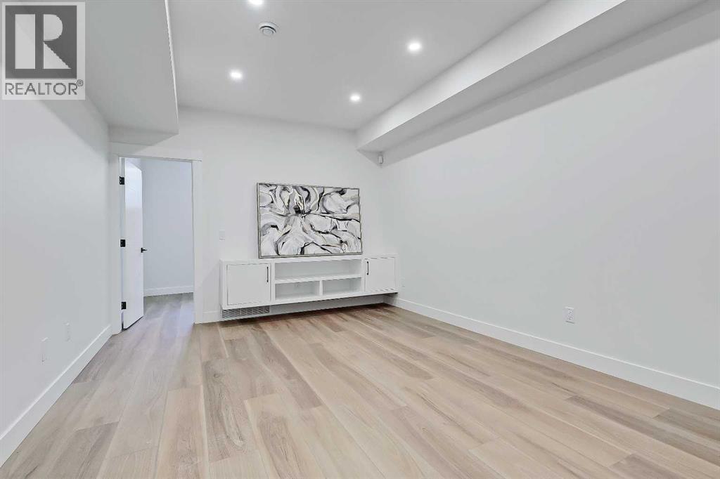 Single Family House for Sale in   Avenue NW Bowness Calgary 