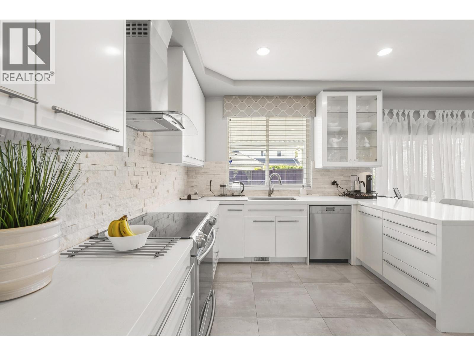 1220 YANGTZE PLACE, Port Coquitlam