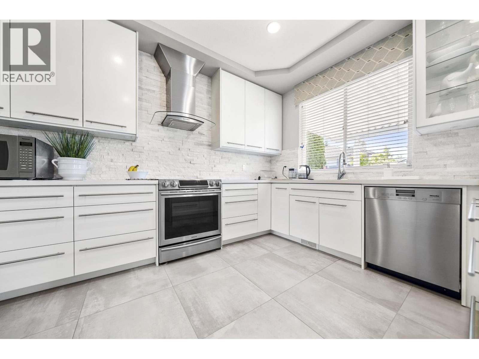 1220 YANGTZE PLACE, Port Coquitlam