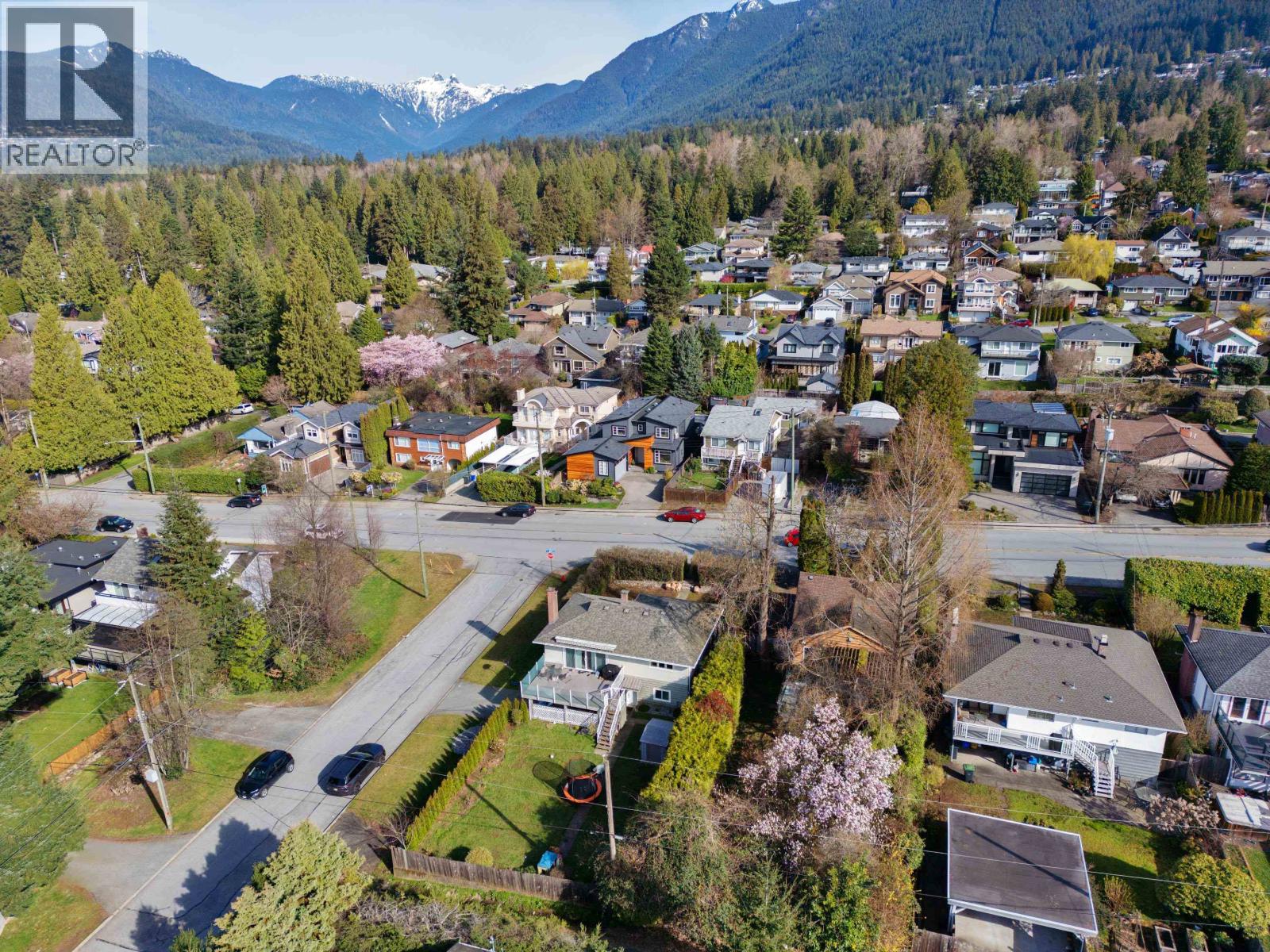 445 W QUEENS ROAD, North Vancouver