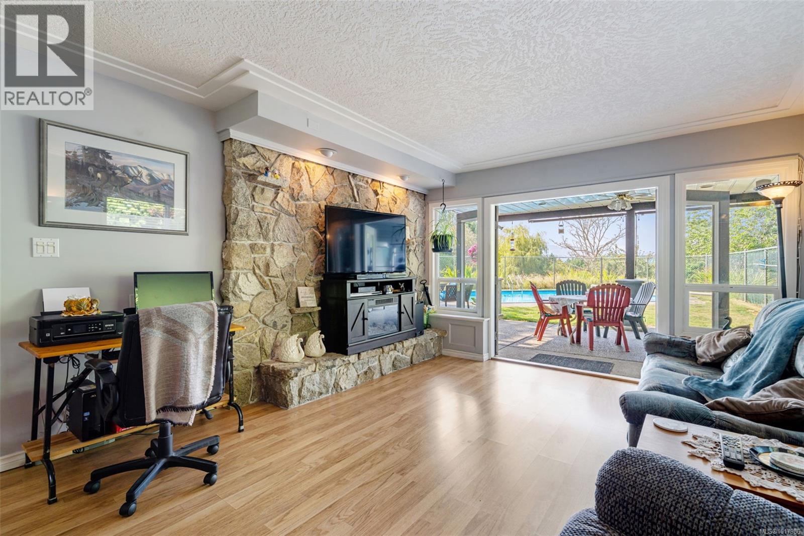9168 West Saanich Rd, North Saanich