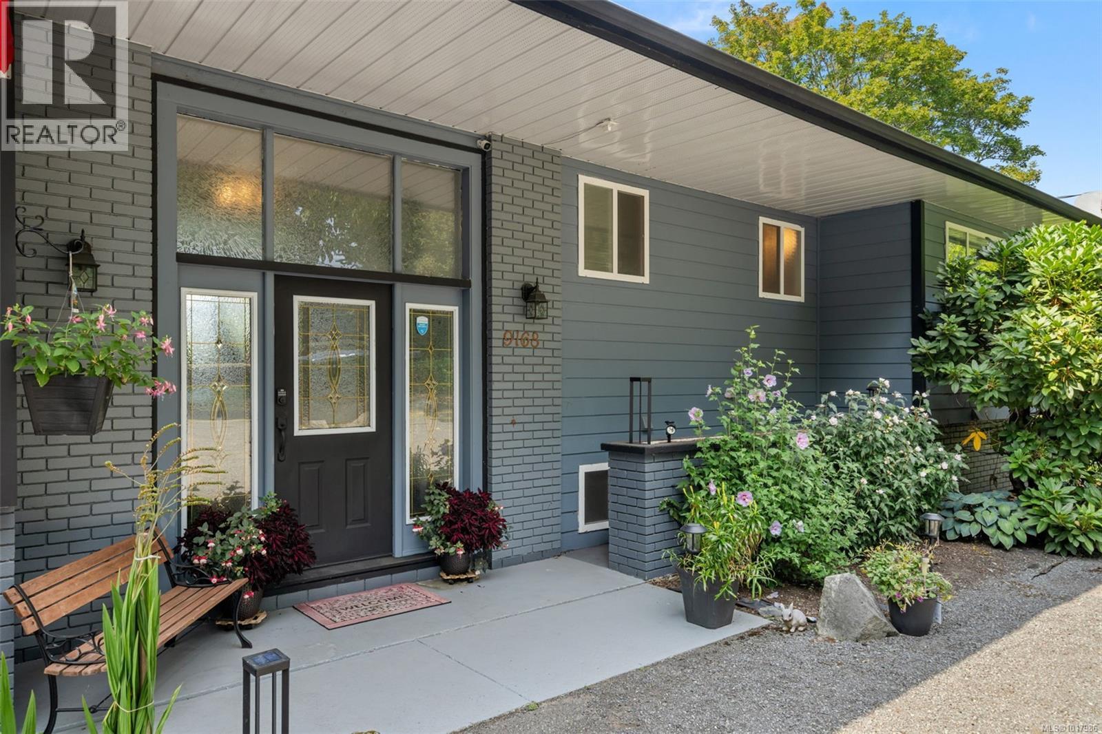 9168 West Saanich Rd, North Saanich