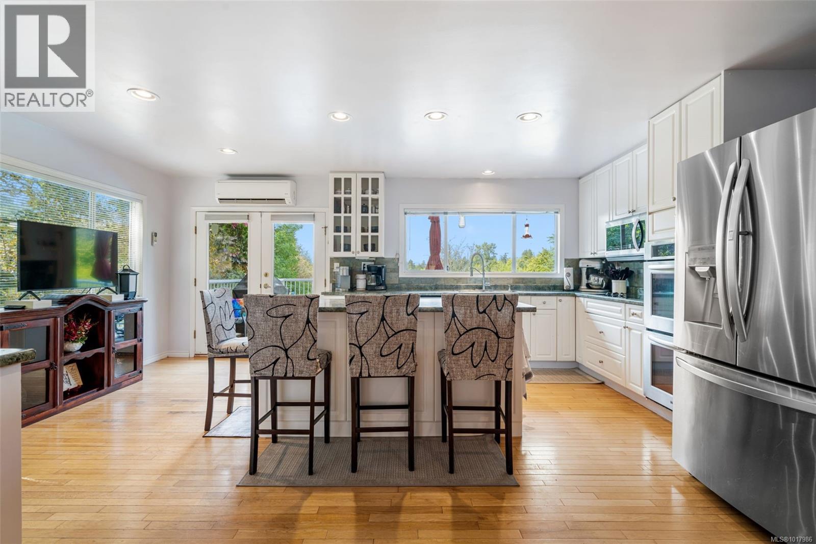 9168 West Saanich Rd, North Saanich