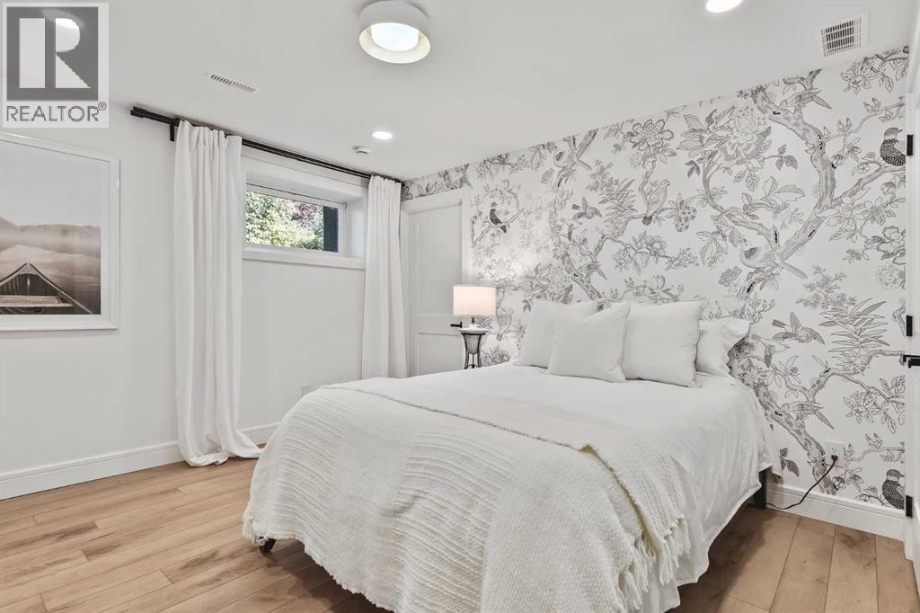 Single Family House Bi-level for Sale in  Uxbridge Drive NW University Heights Calgary 