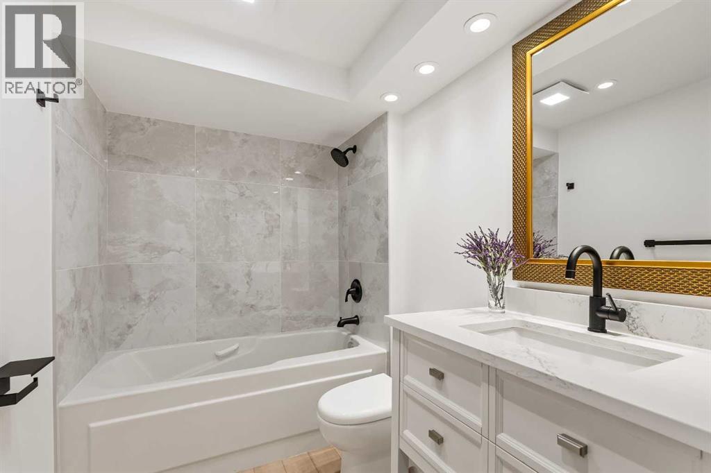 Single Family House Bi-level for Sale in  Uxbridge Drive NW University Heights Calgary 