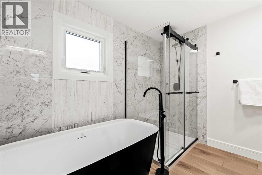 Single Family House Bi-level for Sale in  Uxbridge Drive NW University Heights Calgary 