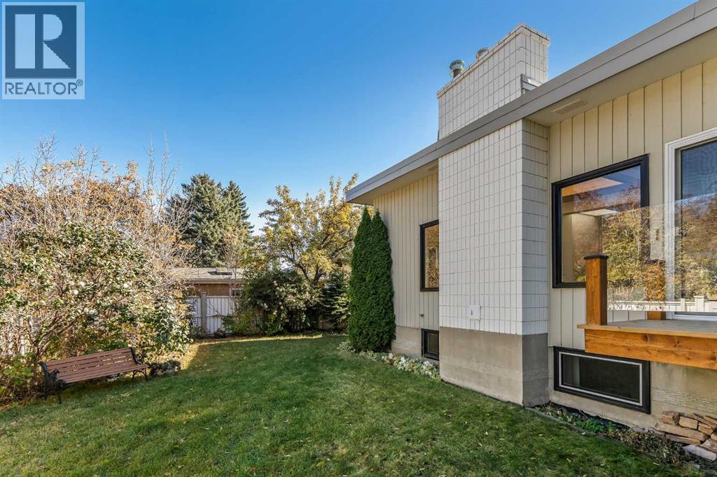 Single Family House Bi-level for Sale in  Uxbridge Drive NW University Heights Calgary 