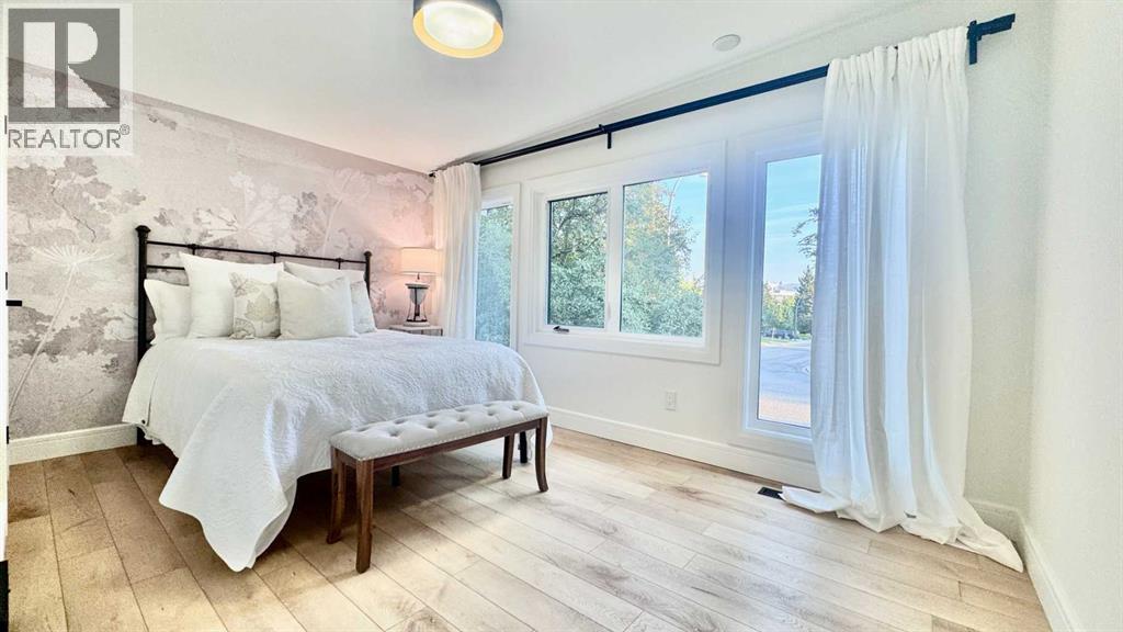 Single Family House Bi-level for Sale in  Uxbridge Drive NW University Heights Calgary 