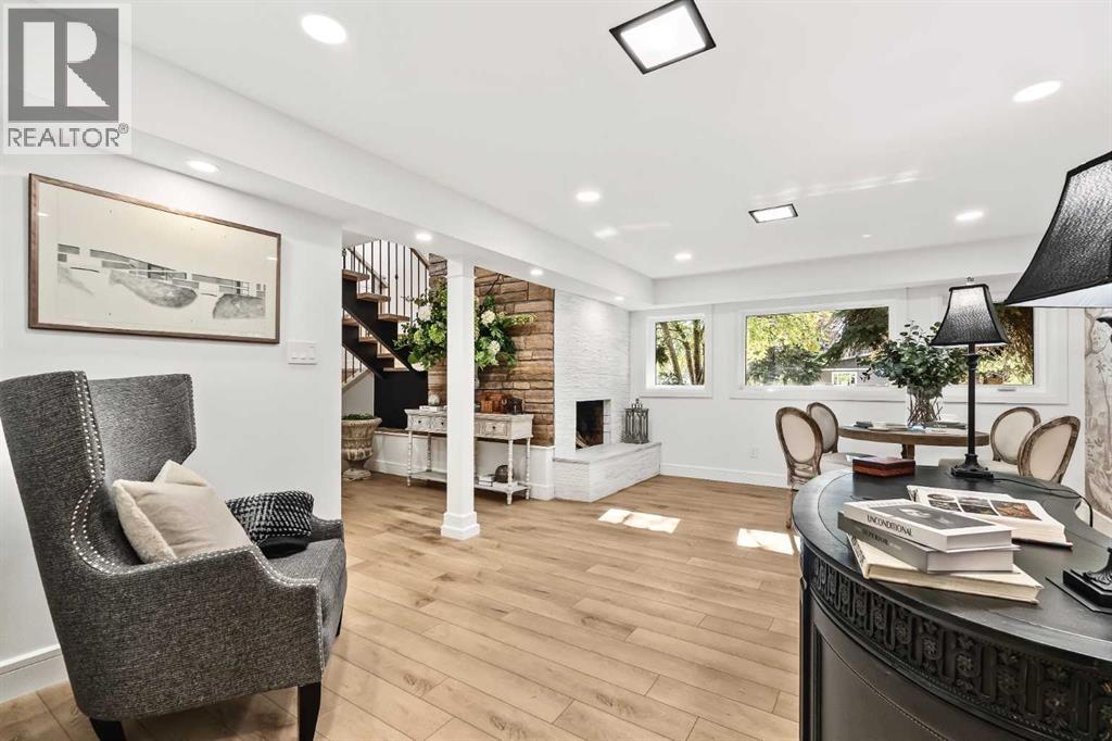 Single Family House Bi-level for Sale in  Uxbridge Drive NW University Heights Calgary 