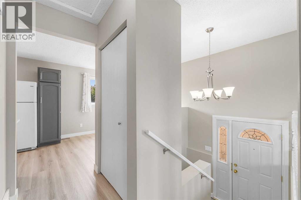 Single Family House Bi-level for Sale in  Doverville Way SE Dover Calgary 