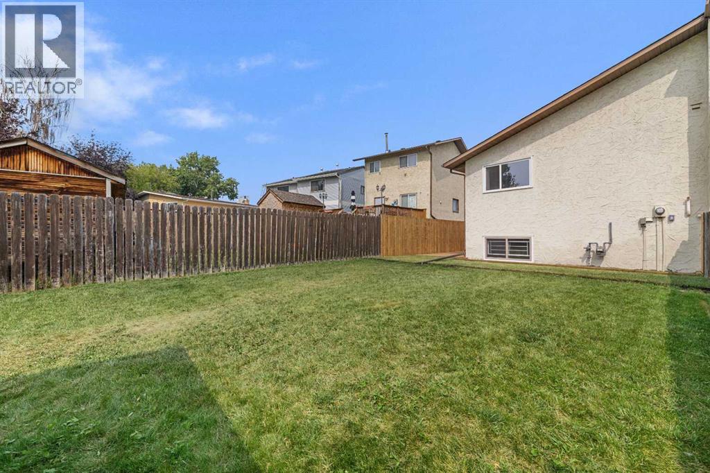 Single Family House Bi-level for Sale in  Doverville Way SE Dover Calgary 