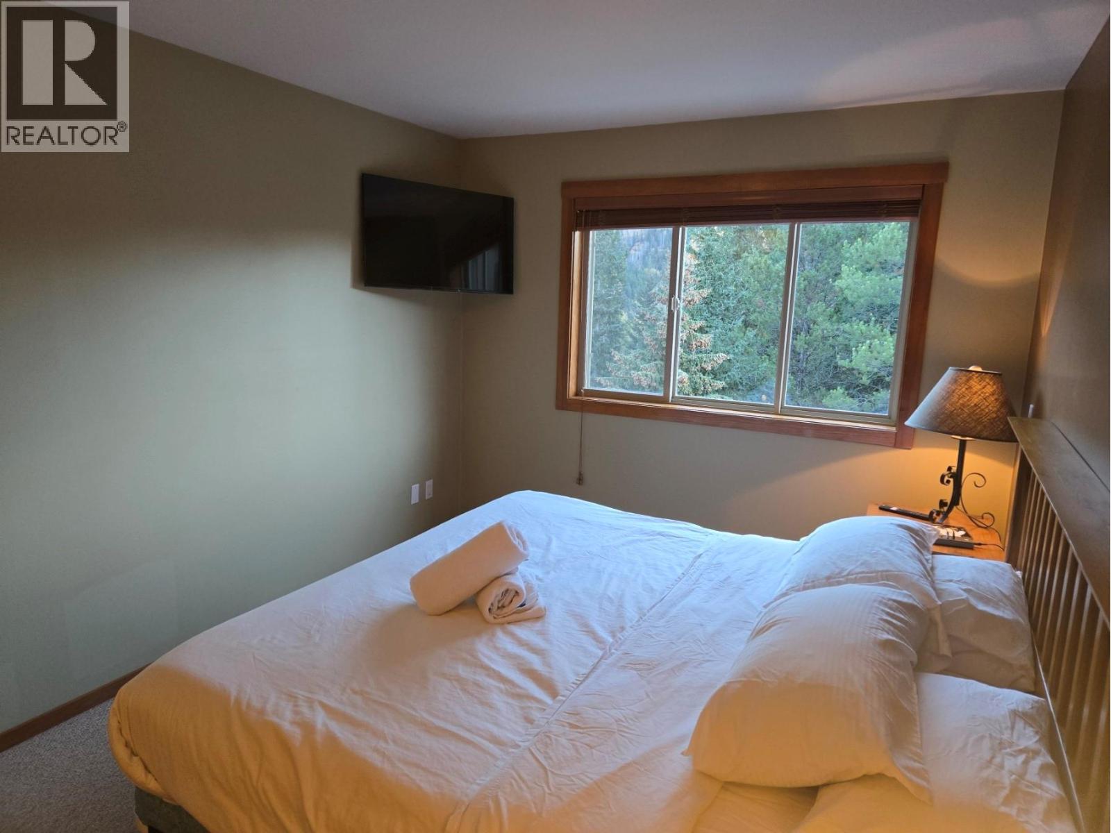 19 2075 Summit Drive, Panorama