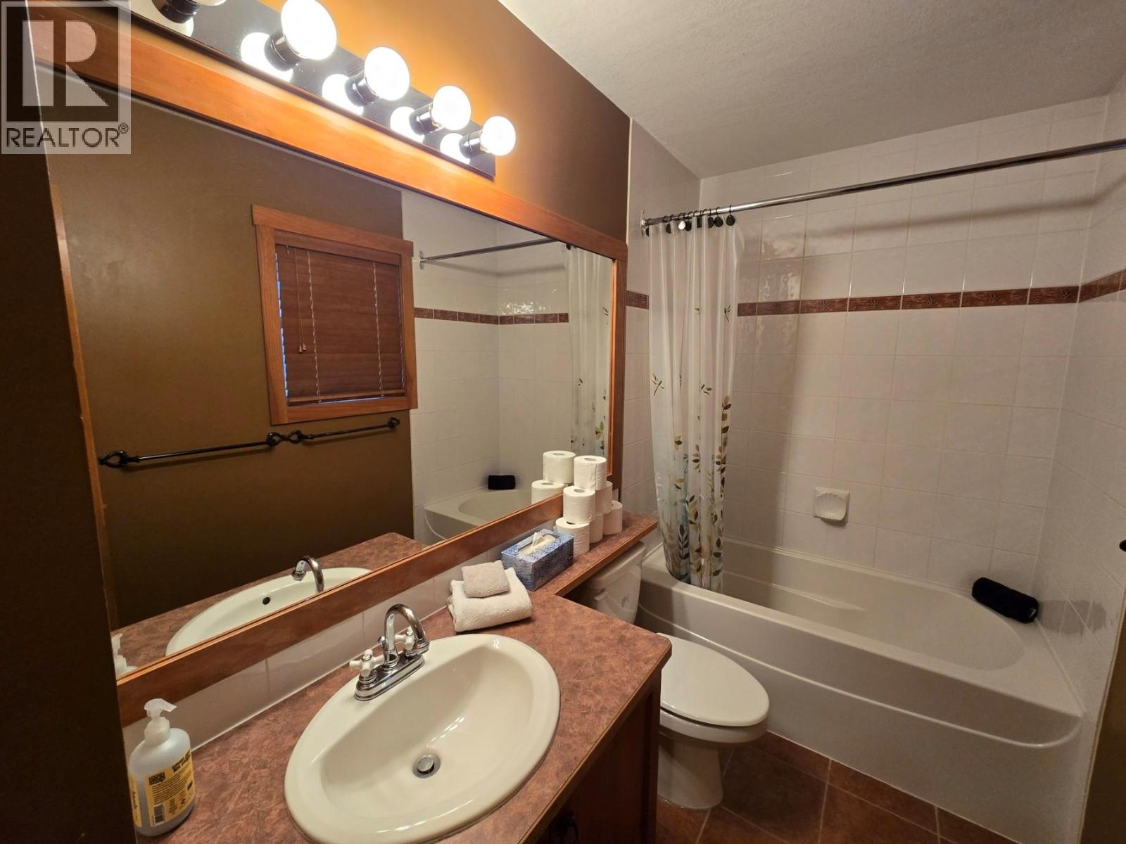 19 2075 Summit Drive, Panorama