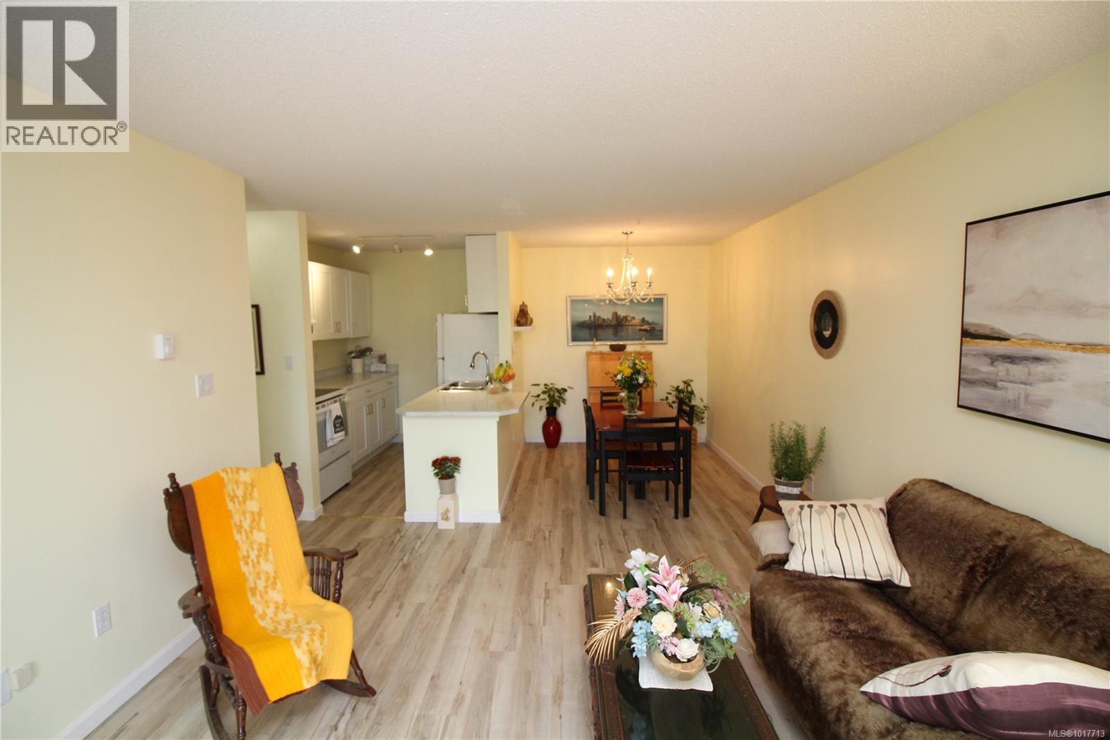 303 9942 Daniel St, Chemainus