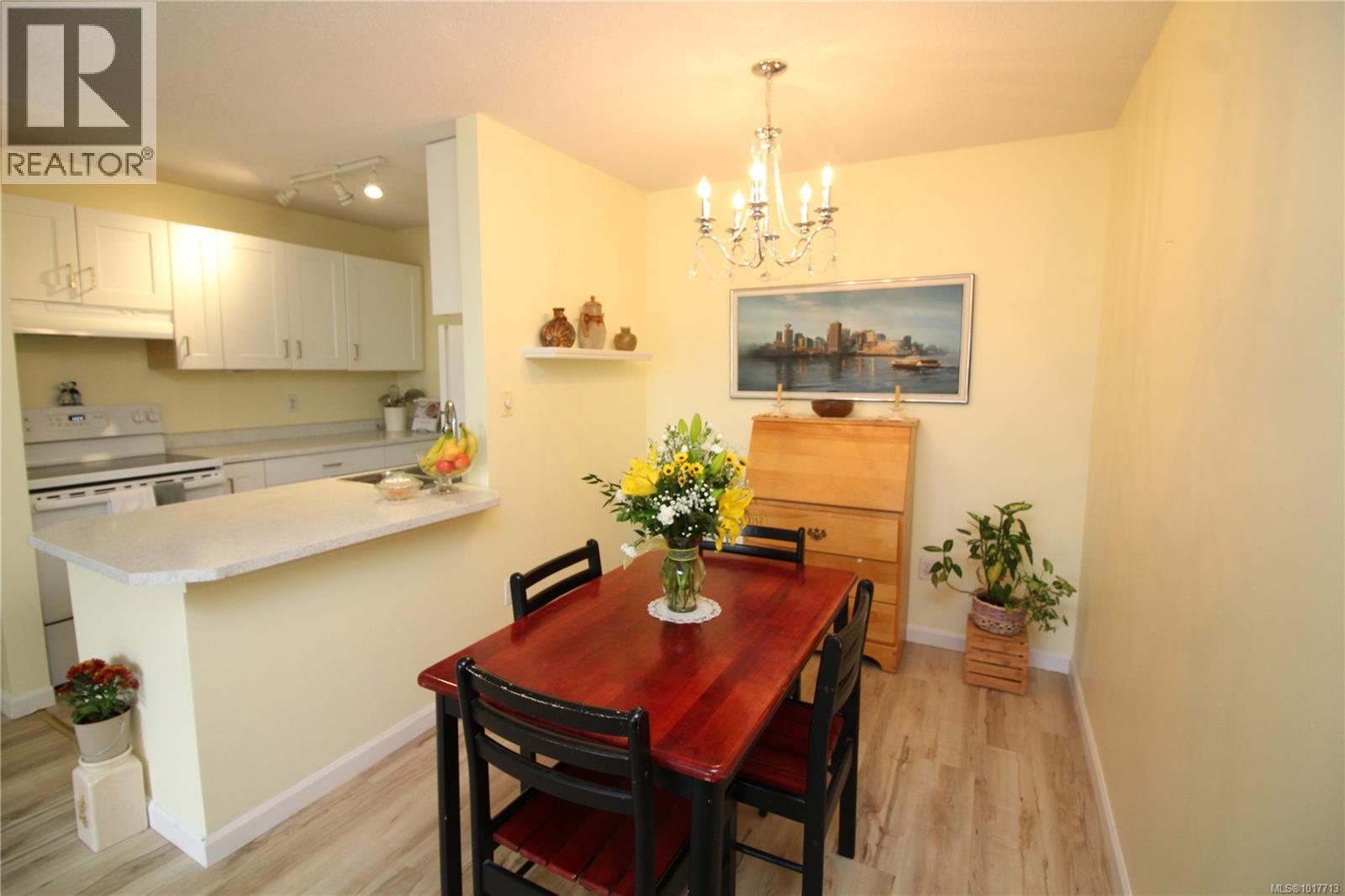 303 9942 Daniel St, Chemainus