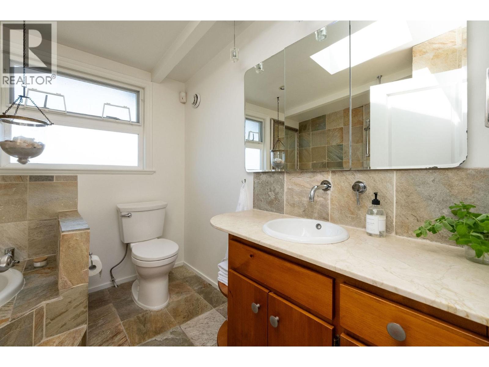 A27 415 W ESPLANADE AVENUE, North Vancouver