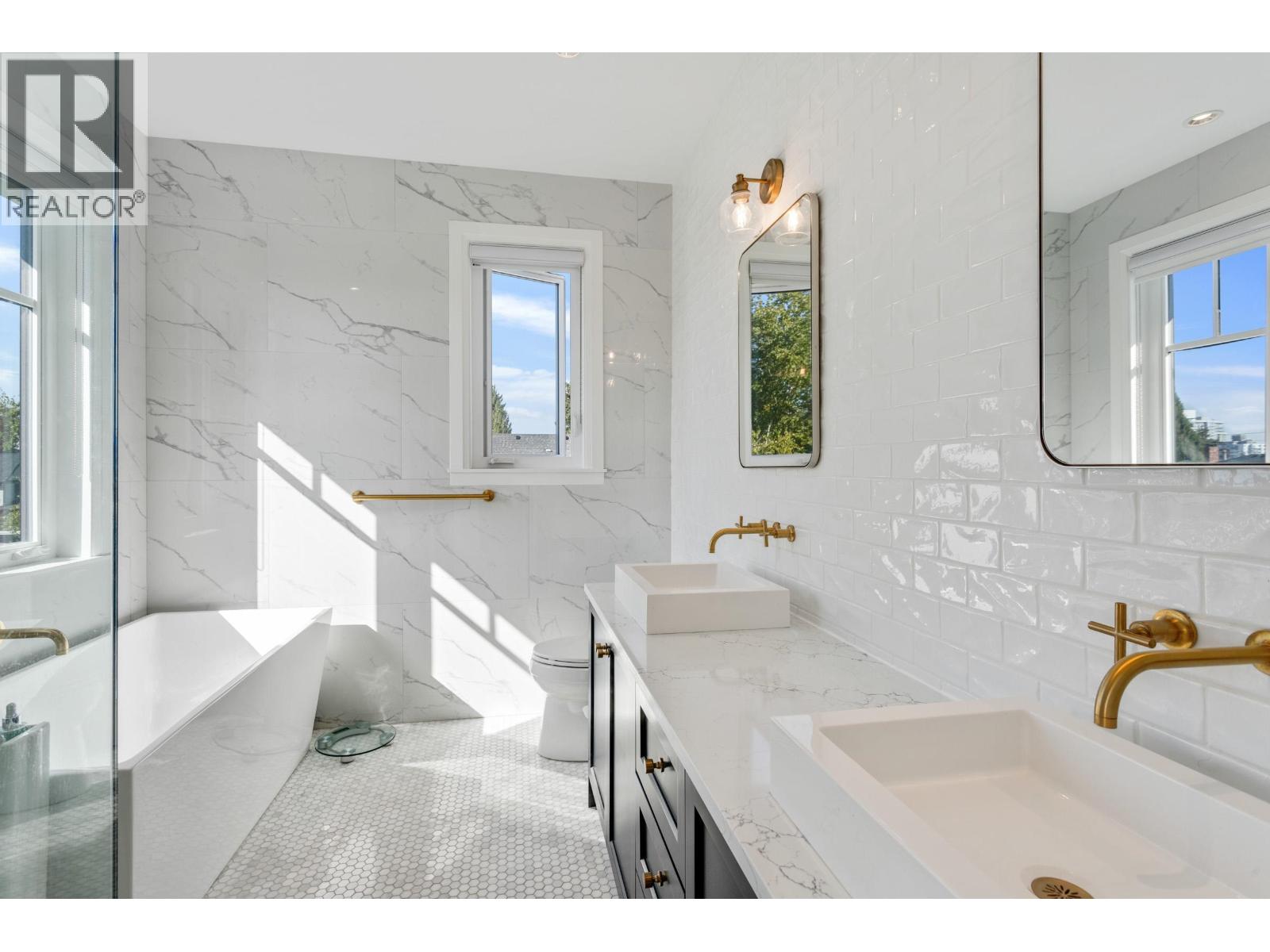 345 E 20TH STREET, North Vancouver