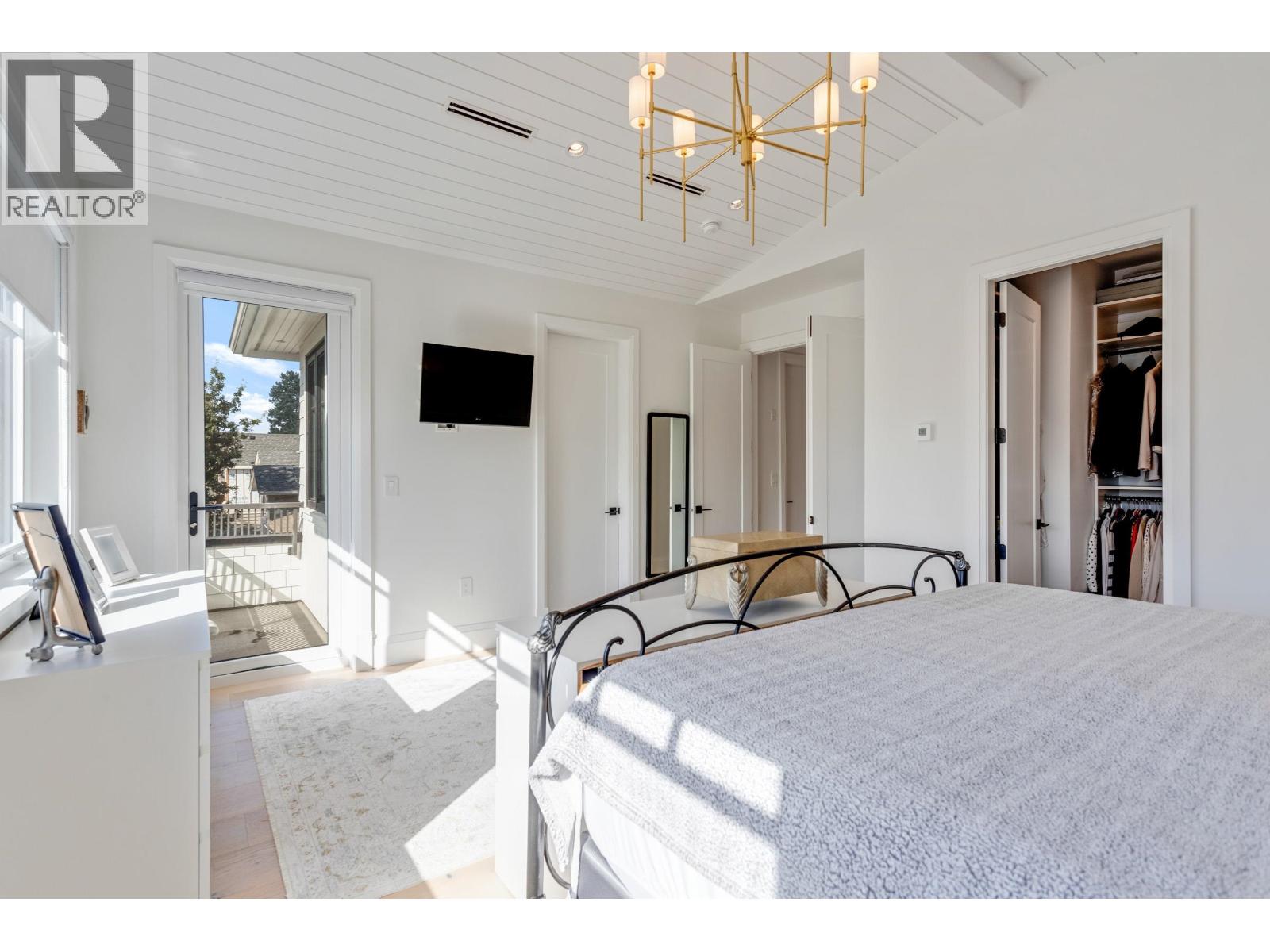 345 E 20TH STREET, North Vancouver