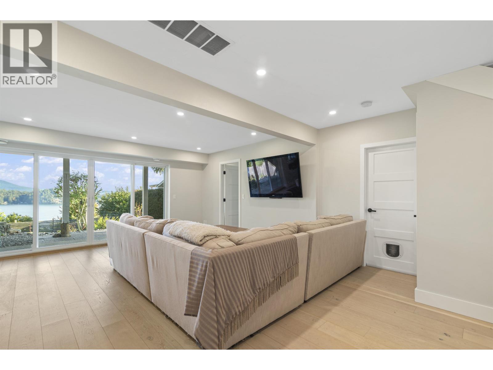 648 GIBSONS WAY, Gibsons