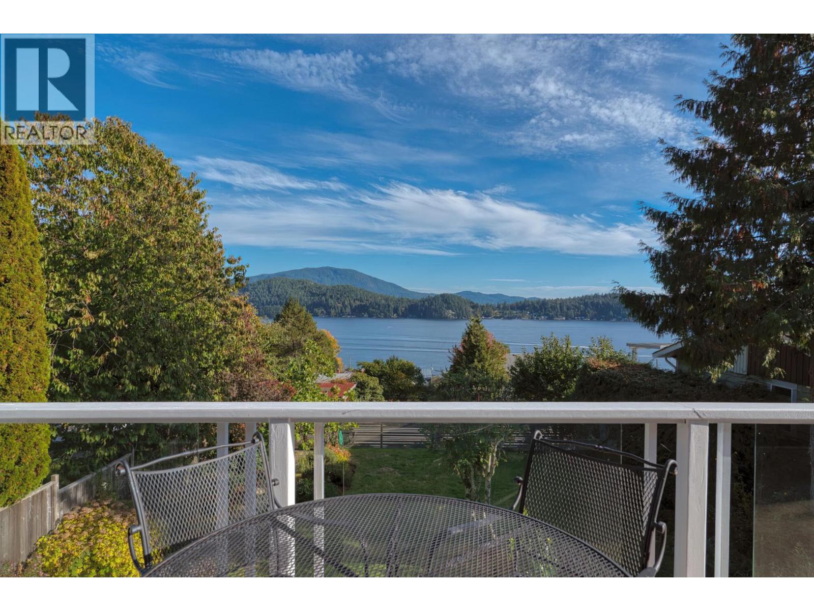 648 GIBSONS WAY, Gibsons