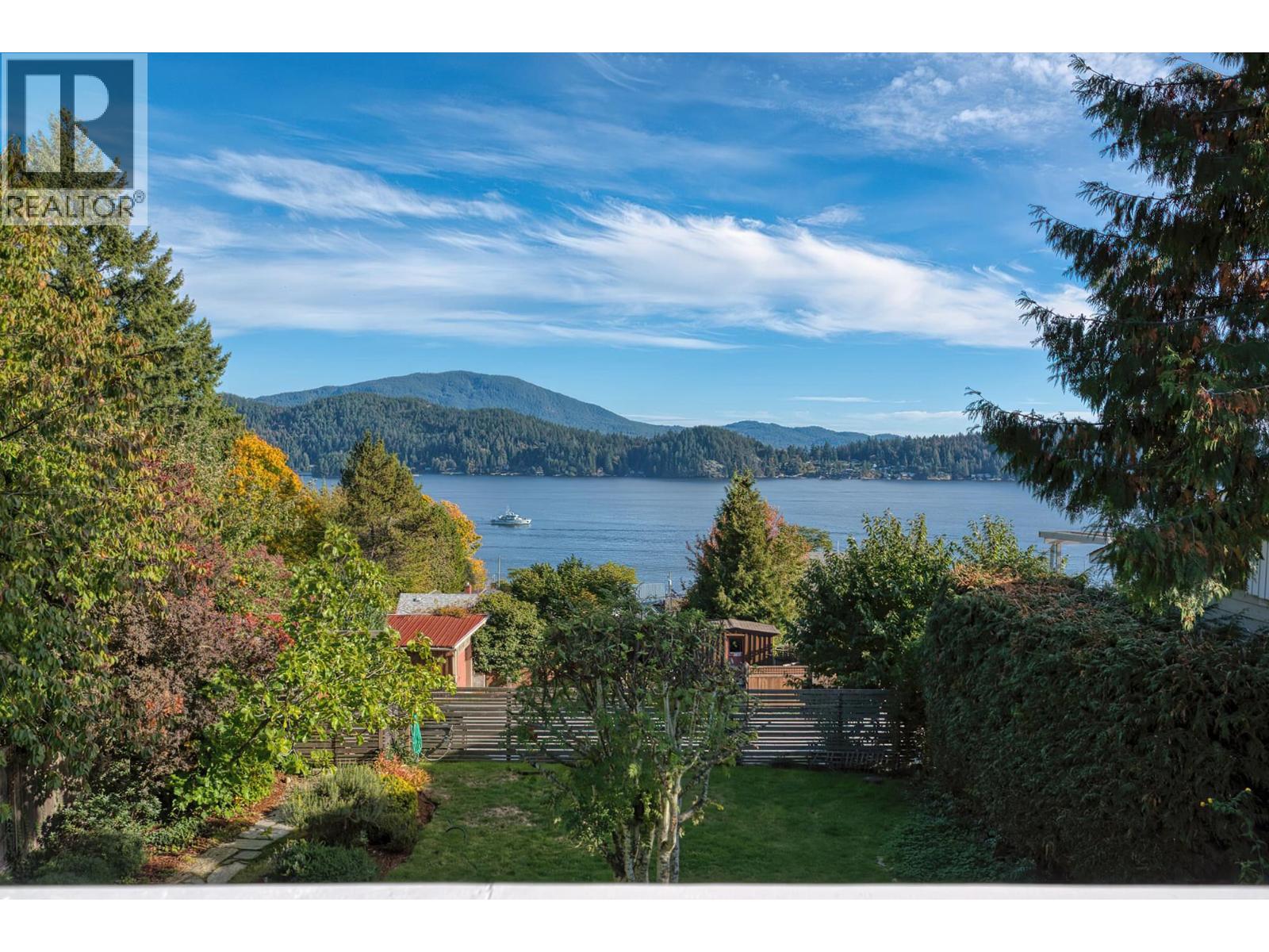 648 GIBSONS WAY, Gibsons