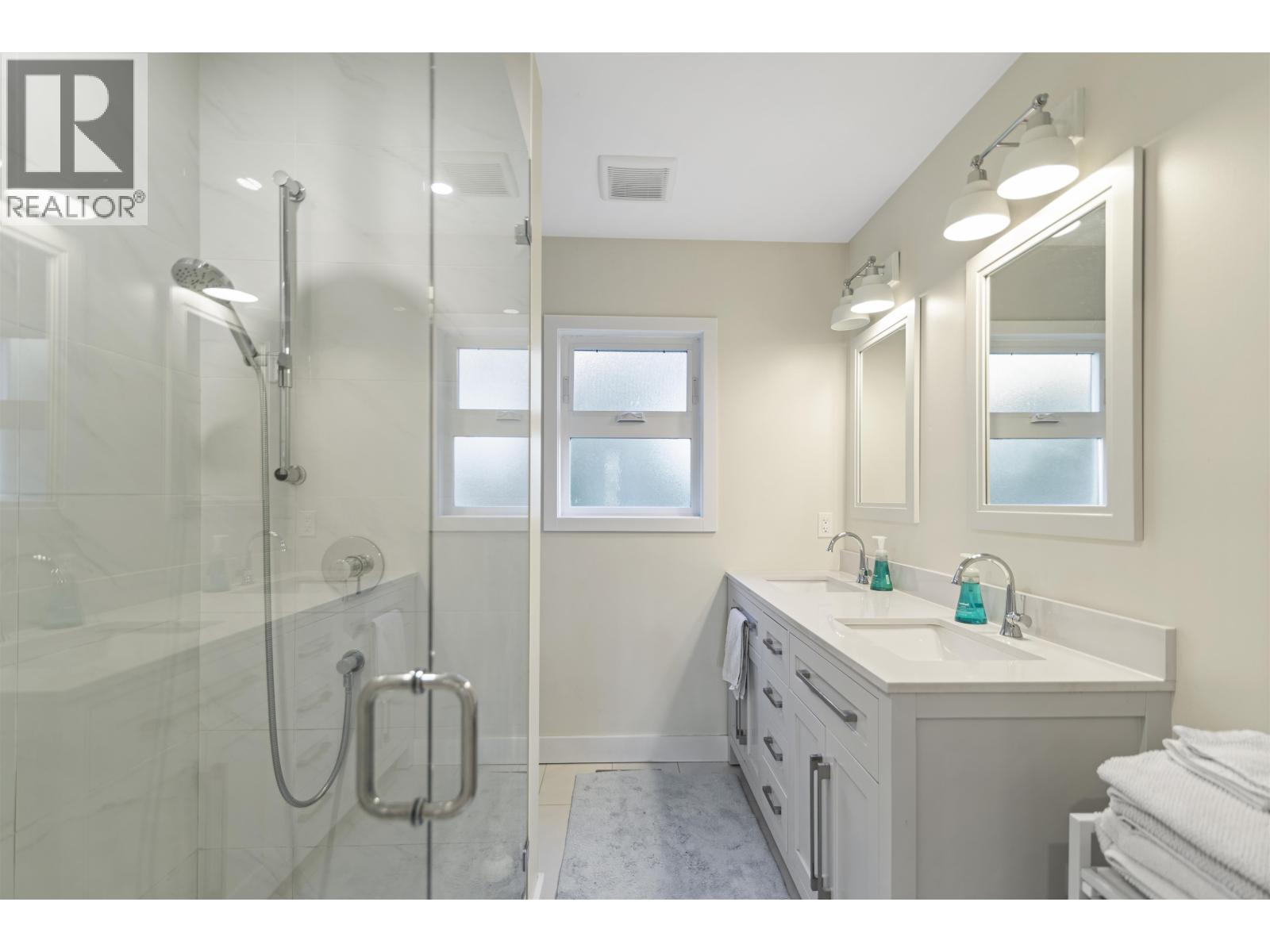 648 GIBSONS WAY, Gibsons