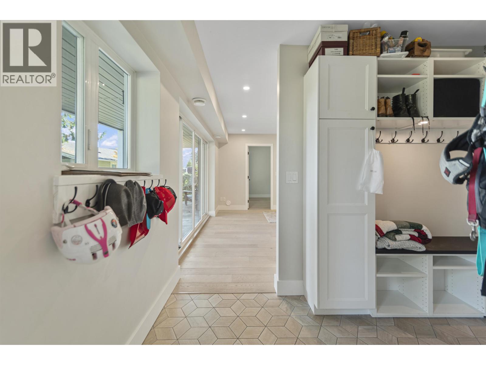 648 GIBSONS WAY, Gibsons