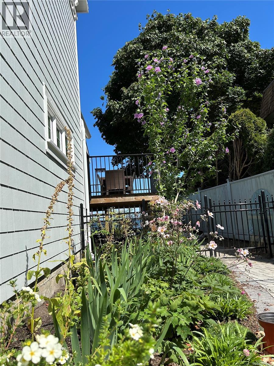 7694 Lantzville Rd, Lantzville