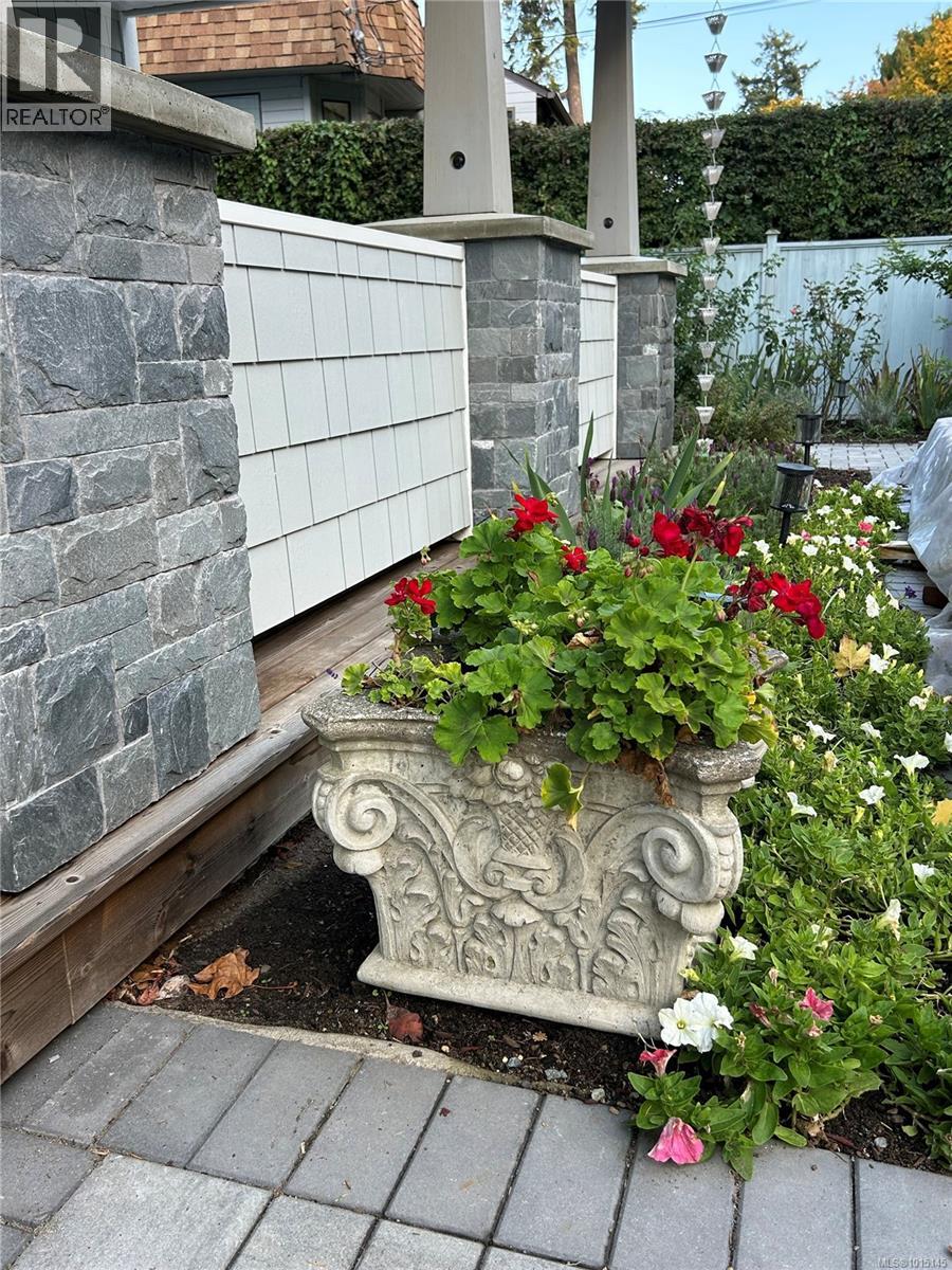 7694 Lantzville Rd, Lantzville