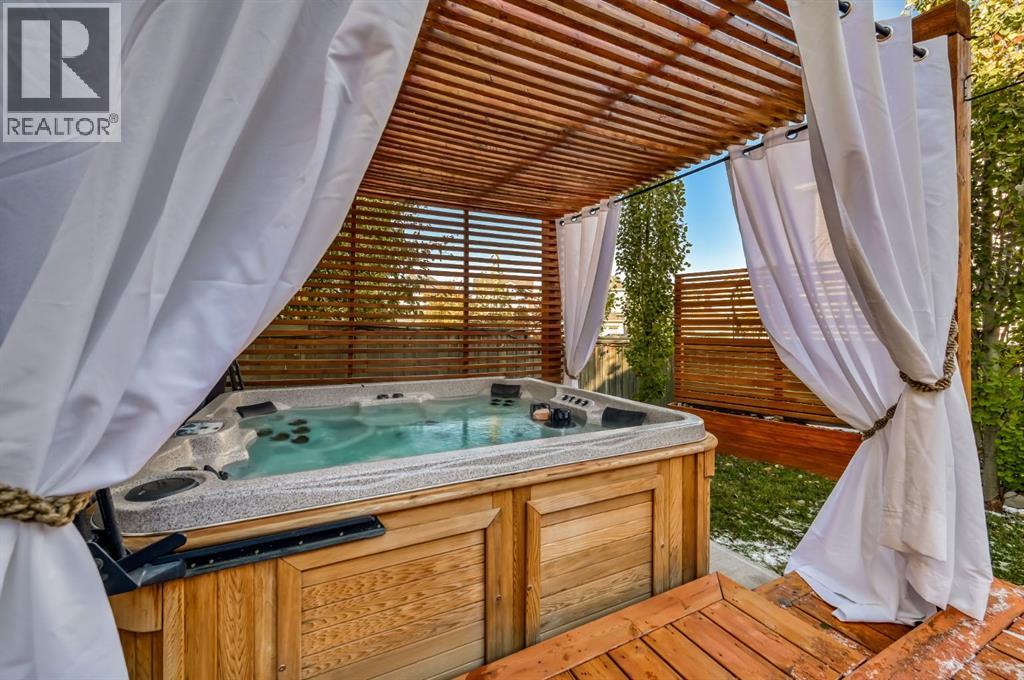 Single Family House for Sale in  Royal Elm Drive NW Royal Oak Calgary 