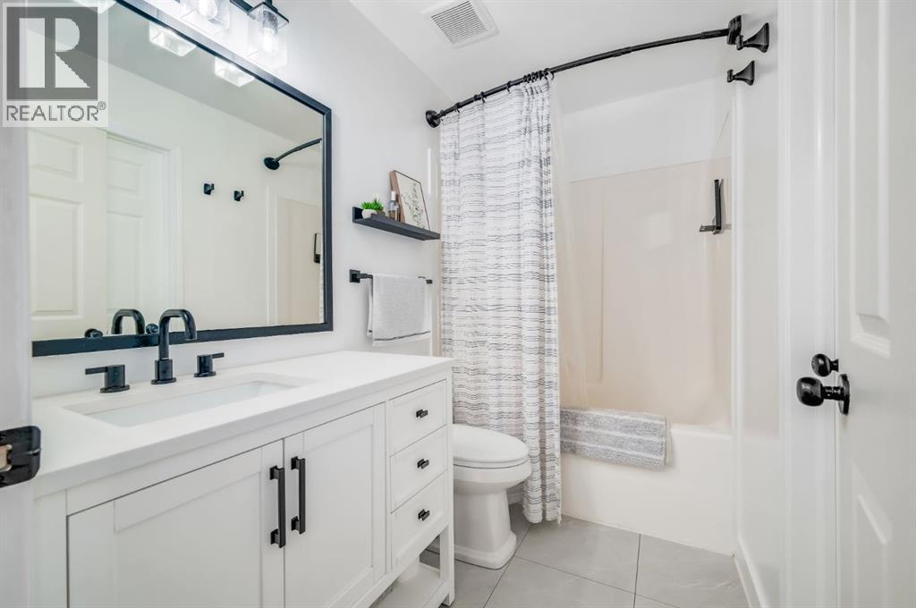 Single Family House for Sale in  Royal Elm Drive NW Royal Oak Calgary 