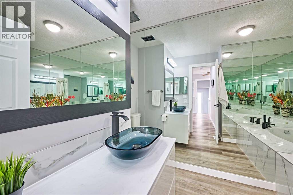 Single Family House Bi-level for Sale in  BERKLEY Drive NW Beddington Heights Calgary 