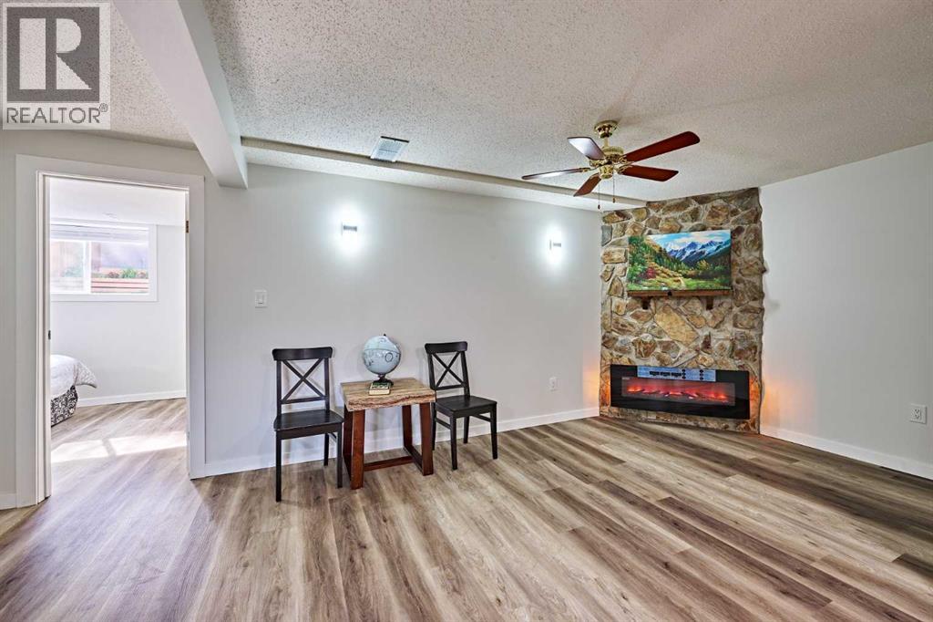 Single Family House Bi-level for Sale in  BERKLEY Drive NW Beddington Heights Calgary 