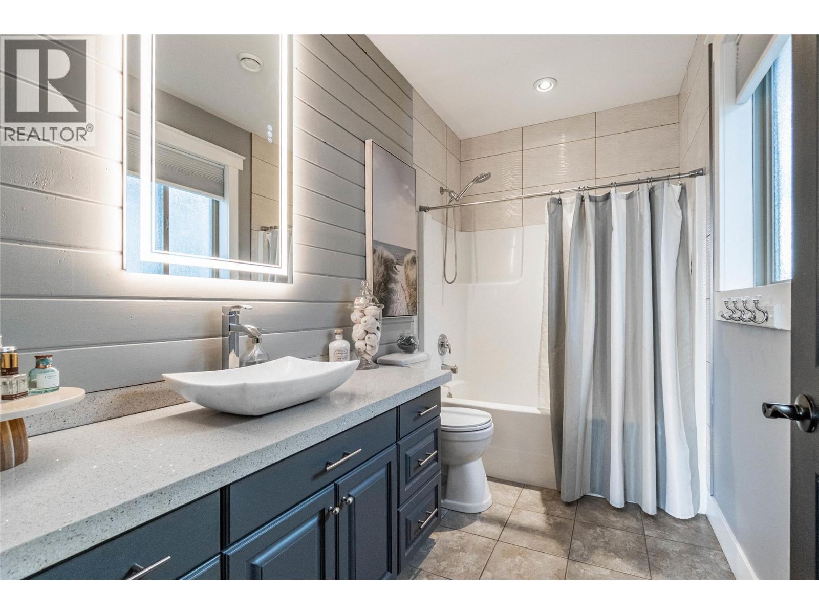 6963 CHARDONNAY Place, Oliver