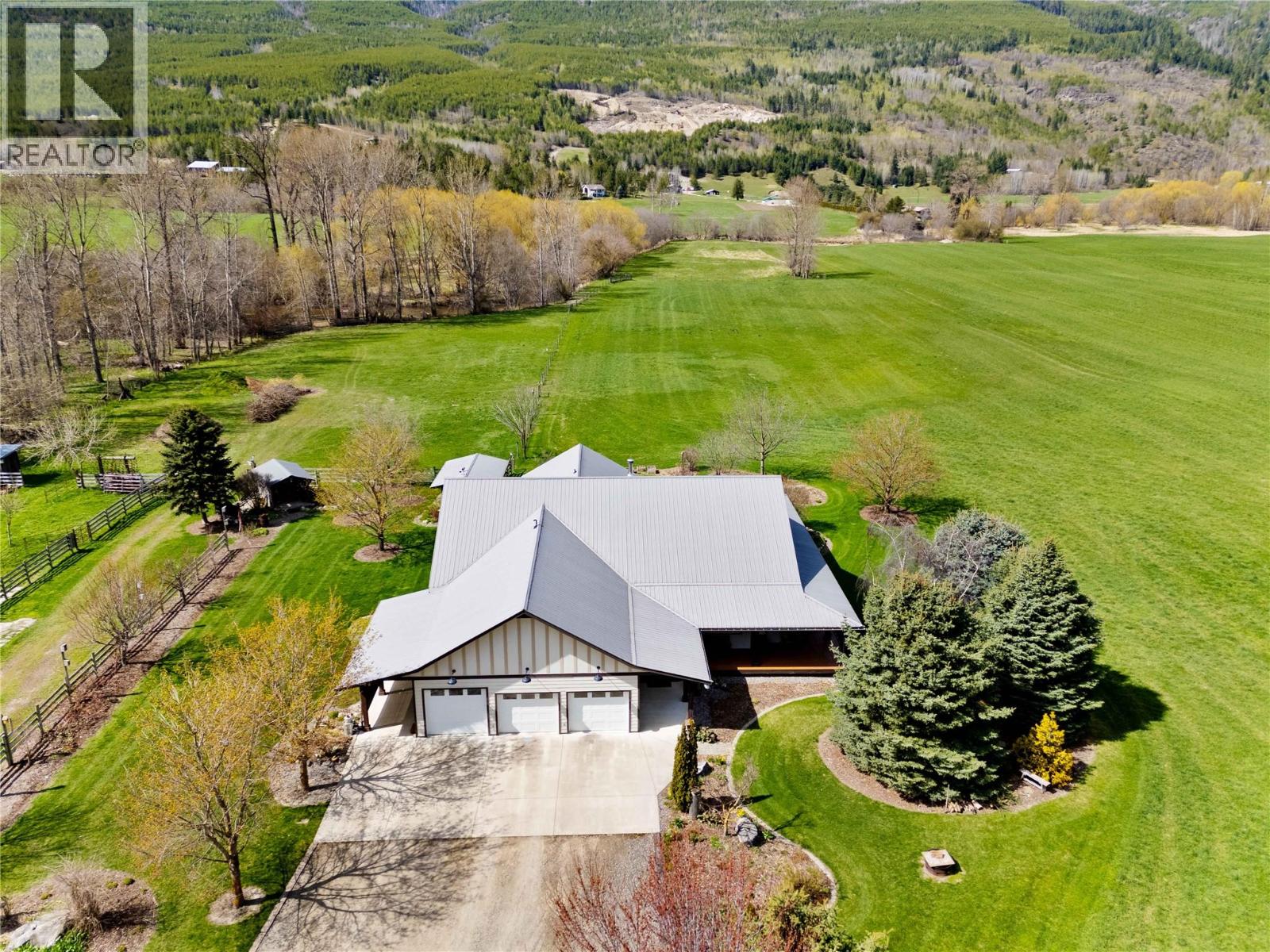 152 Salmon River Road, Salmon Arm