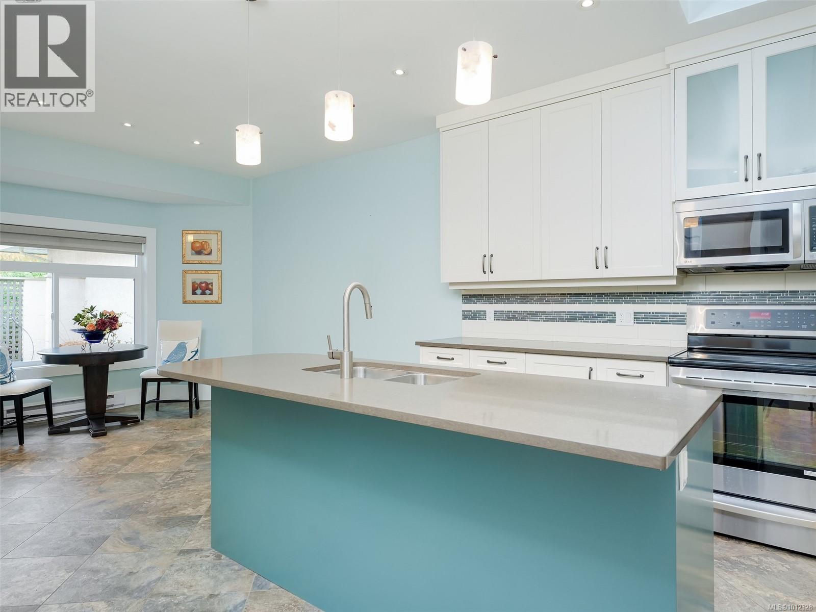 44 4318 Emily Carr Drive, Saanich