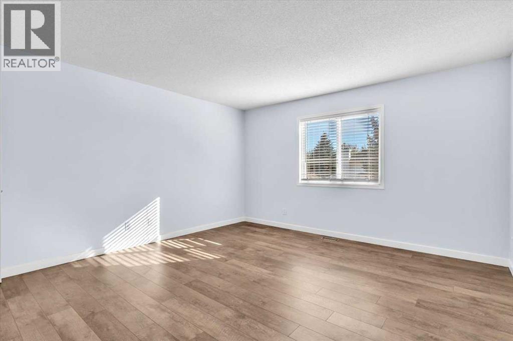 Single Family House for Sale in  Douglasbank Rise SE Douglasdale/Glen Calgary 