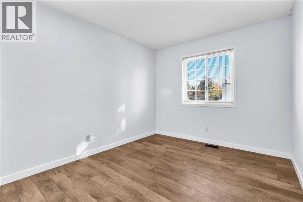 Single Family House for Sale in  Douglasbank Rise SE Douglasdale/Glen Calgary 
