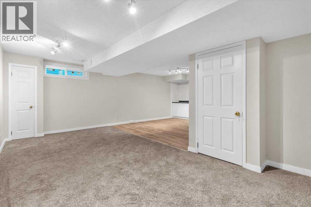 Single Family House for Sale in  Douglasbank Rise SE Douglasdale/Glen Calgary 
